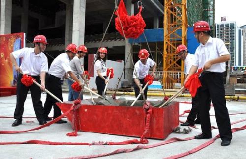 大老板今天農(nóng)村自建房，房屋封頂了，大喜特喜！