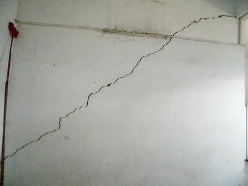 農(nóng)村自建房墻出現(xiàn)了裂縫。為什么？